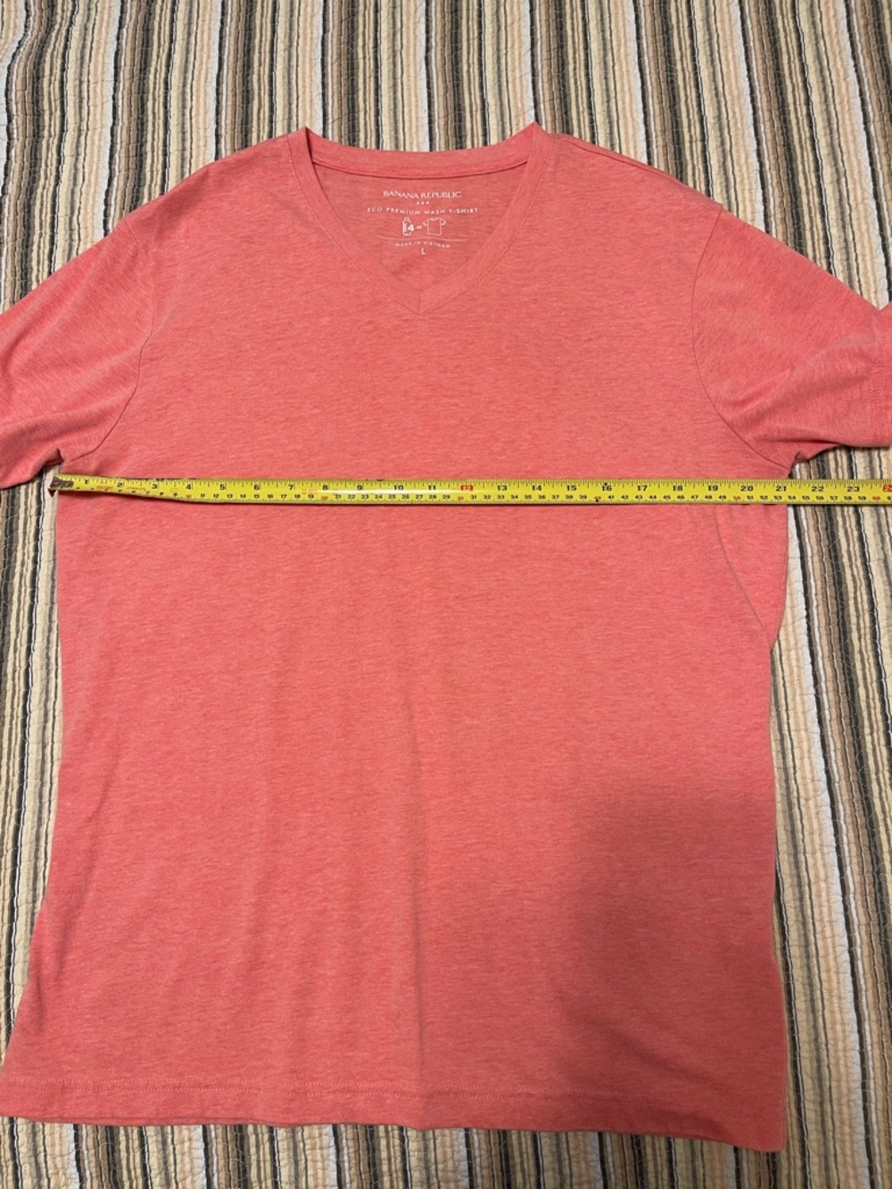 Banana Republic Eco Premium Wash Men's Large Coral Pink V-Neck Short Sleeve Tee - Picture 6 of 7